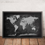 Carte moderne du monde par Ray&Co, 2025 : monochrome industriel, relief en altitude et bathymétrie 