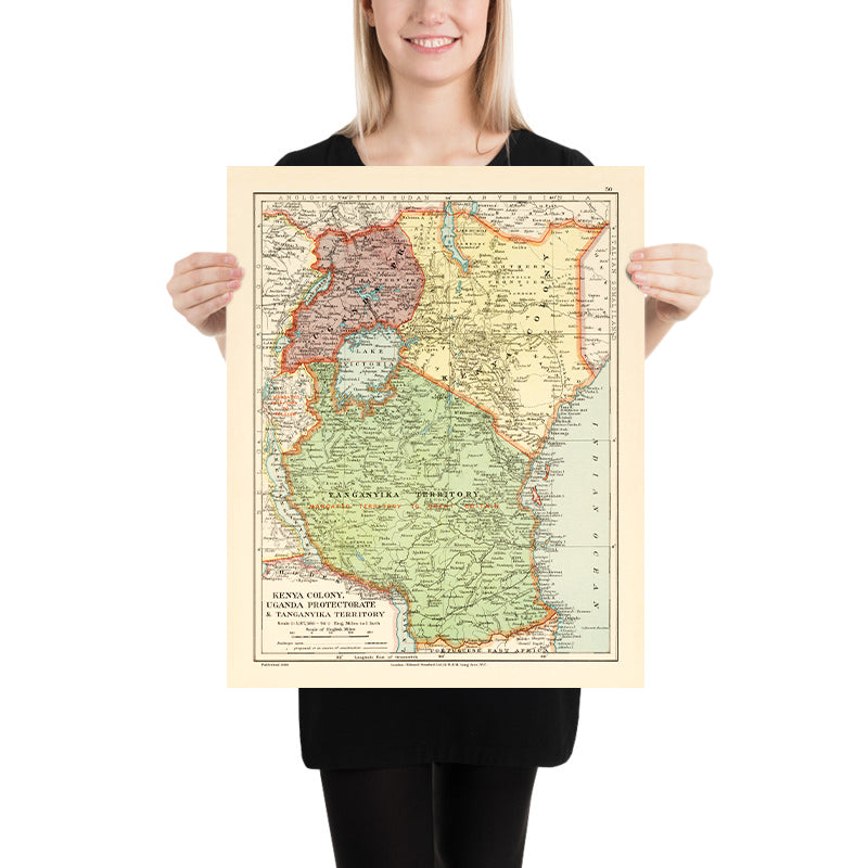 Ancienne carte coloniale du Kenya, Ouganda, Rwanda et Tanzanie par Edward Stanford, 1926 : Nairobi, Kampala, lac Victoria, Kilimandjaro, chemin de fer de l&