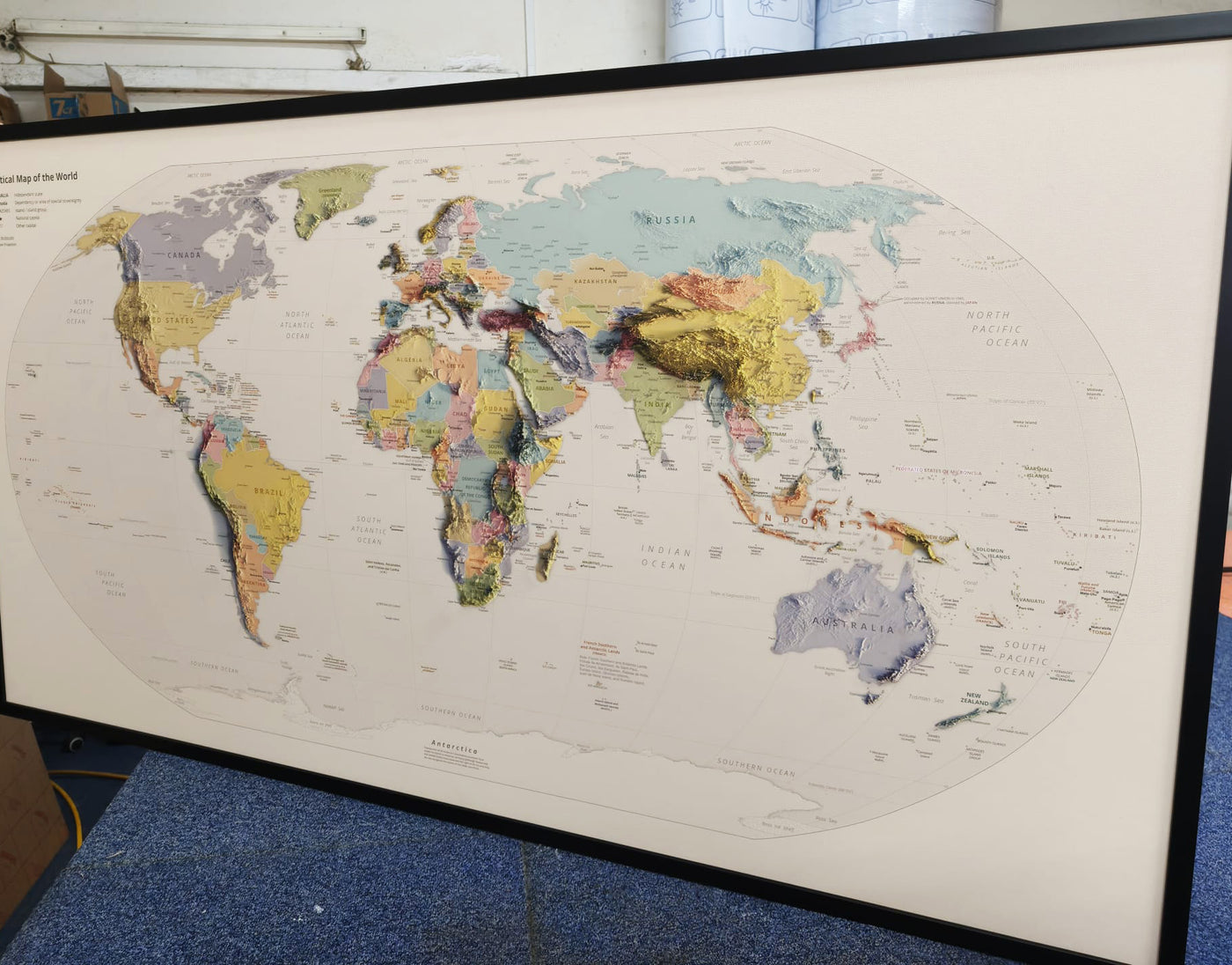 Límites políticos del mapa del Viejo Mundo, 2023: CIA, proyección Robinson, capitales y ciudades principales